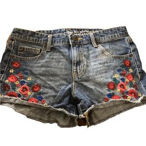 Gap Sexy Boyfriend Denim Shorts With Embroidered Flowers 100% Cotton Size 4